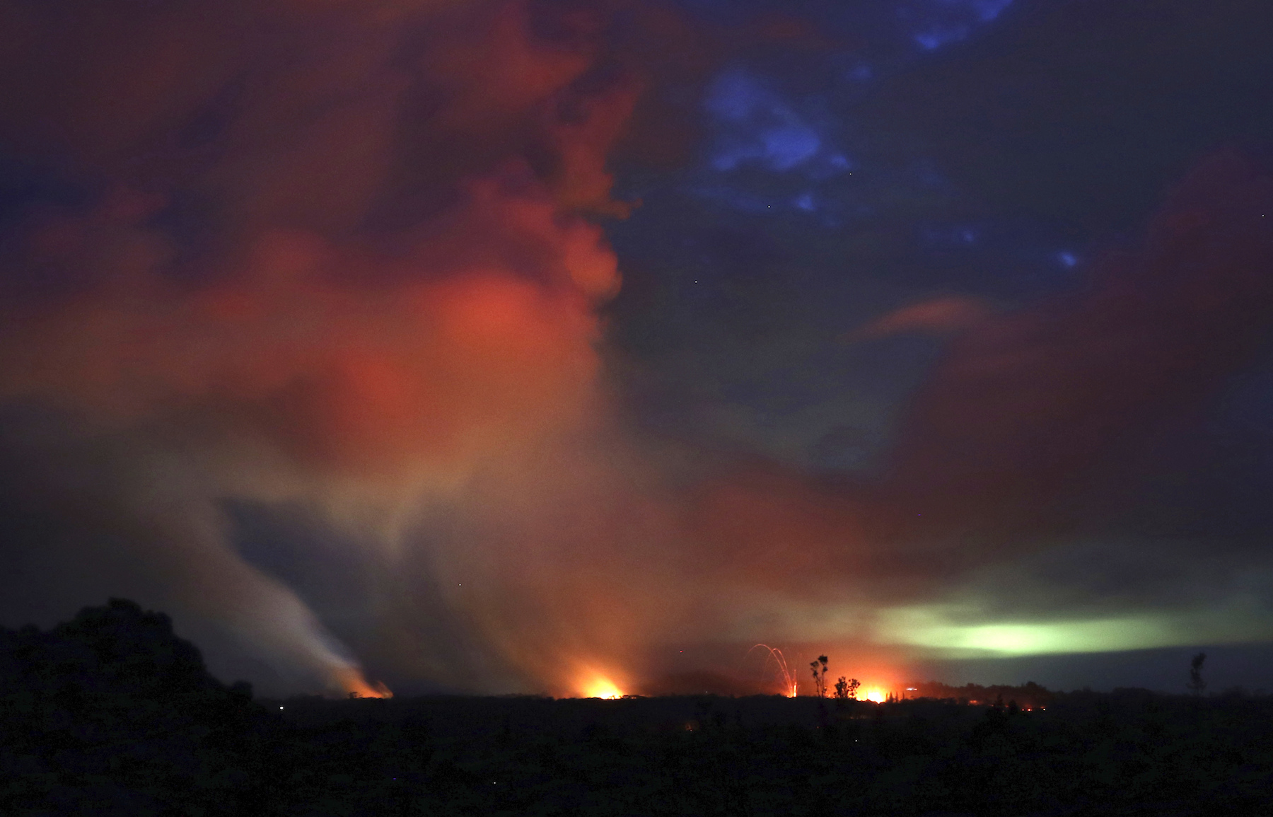 Hawaii volcano erupts from summit, shooting plume of ash | abc13.com1800 x 1155