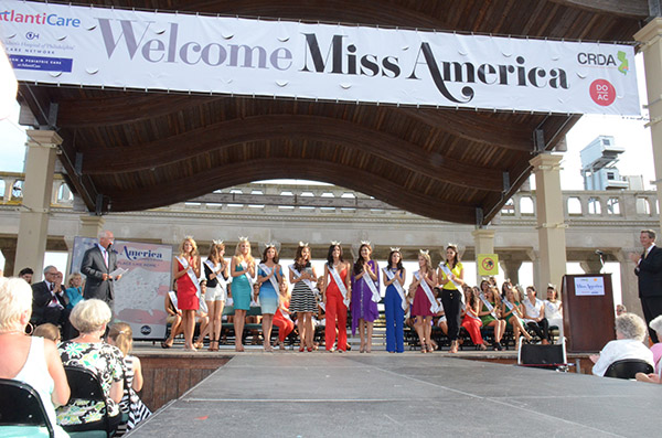 Miss America - Page 3 091214-cc-miss-america-arrival-2-img