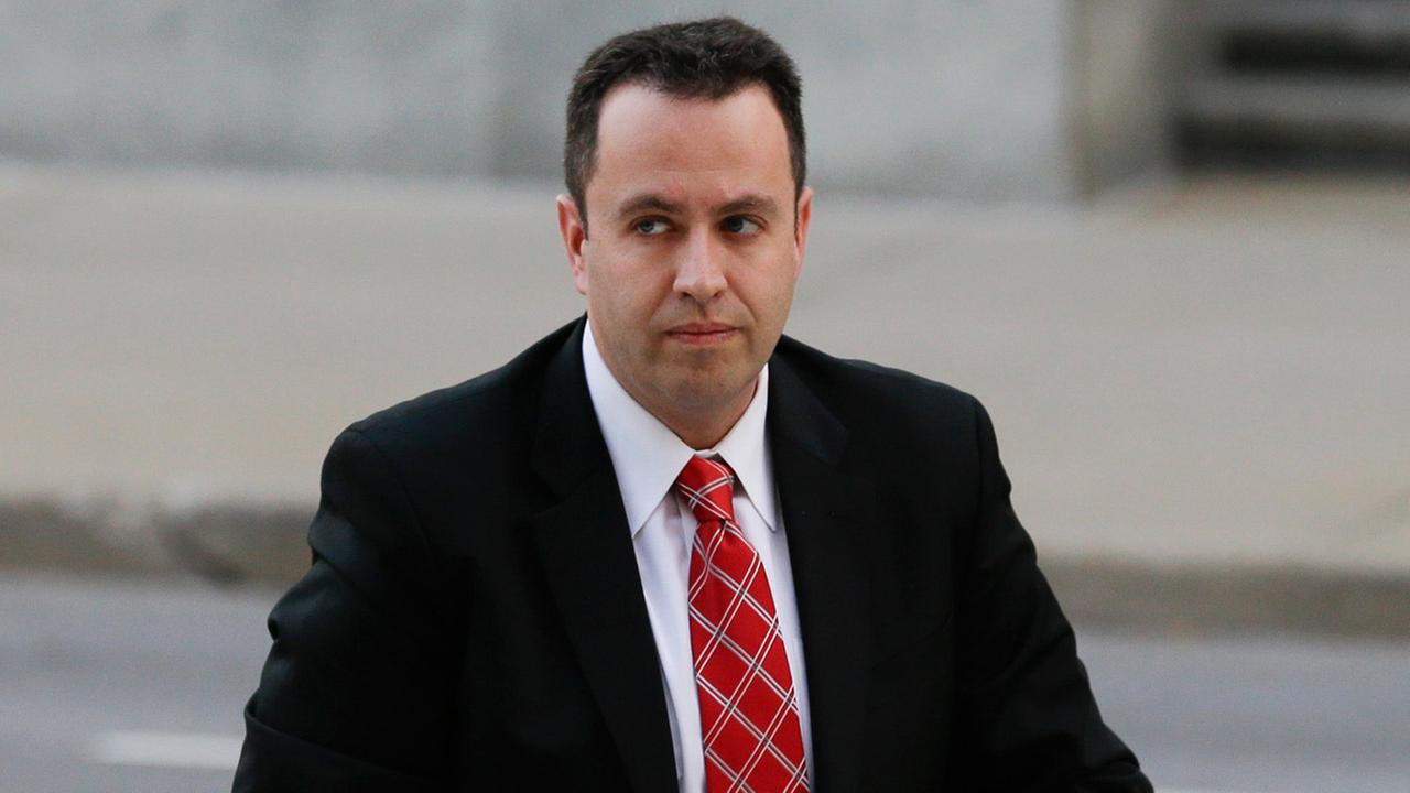 Ex Subway Spokesman Jared Fogle Sentenced To 15 Years 8 Months In Prison 2016