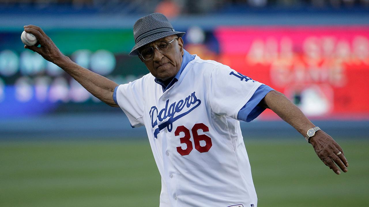 Dodgers legend Don Newcombe collapses after news conference