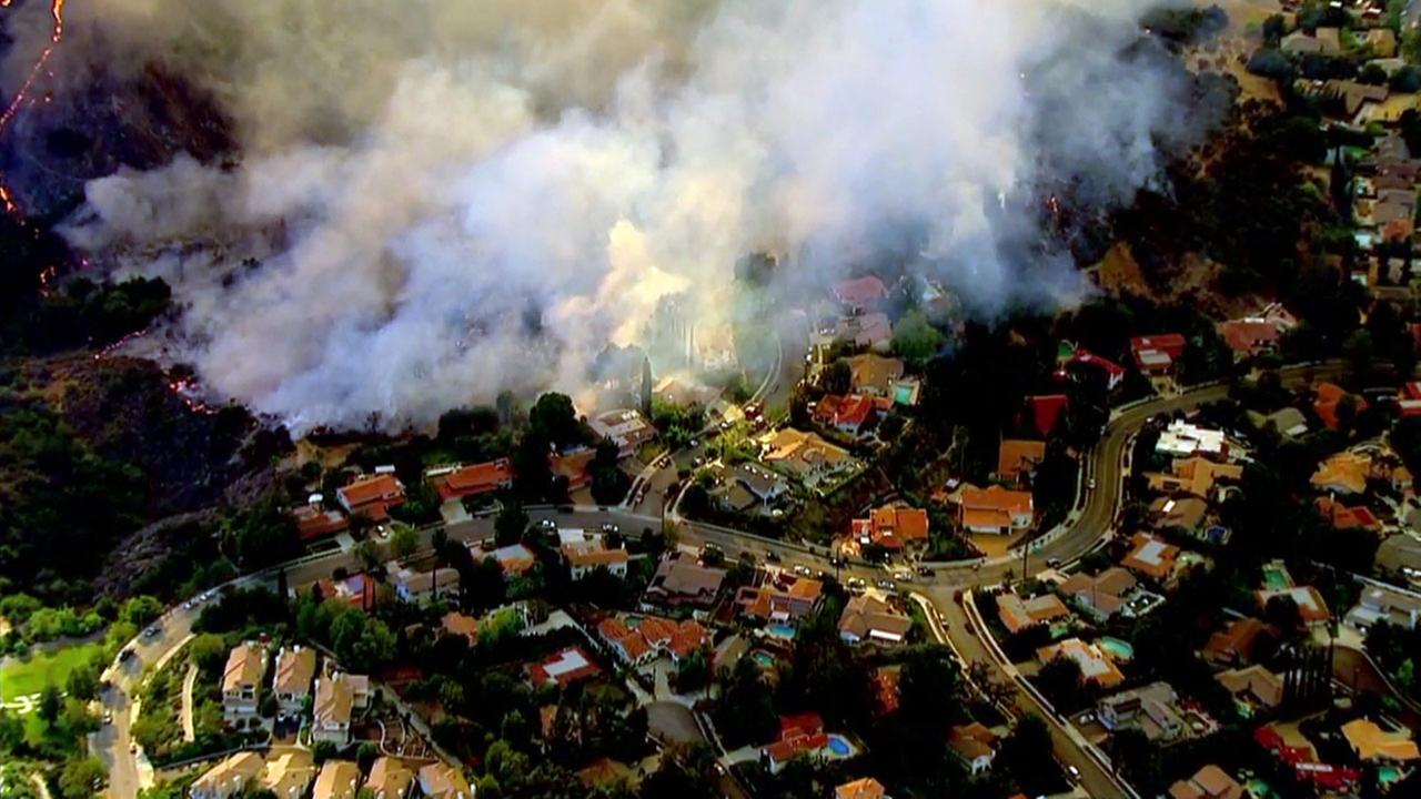 Crews battle 35acre brush fire in Temecula; 15 Fwy traffic hindered
