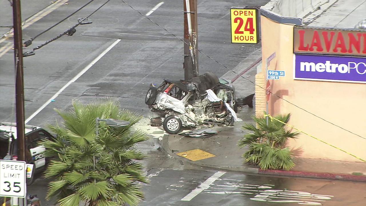 At least 2 injured in 3car wreckage in Panorama City