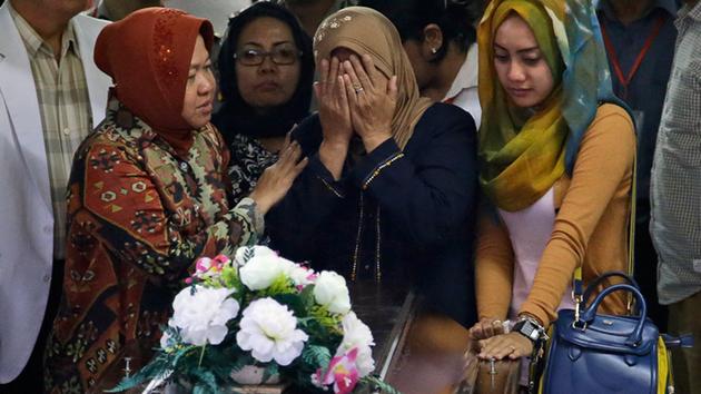 1st of 9 bodies from AirAsia crash identified | abc7.