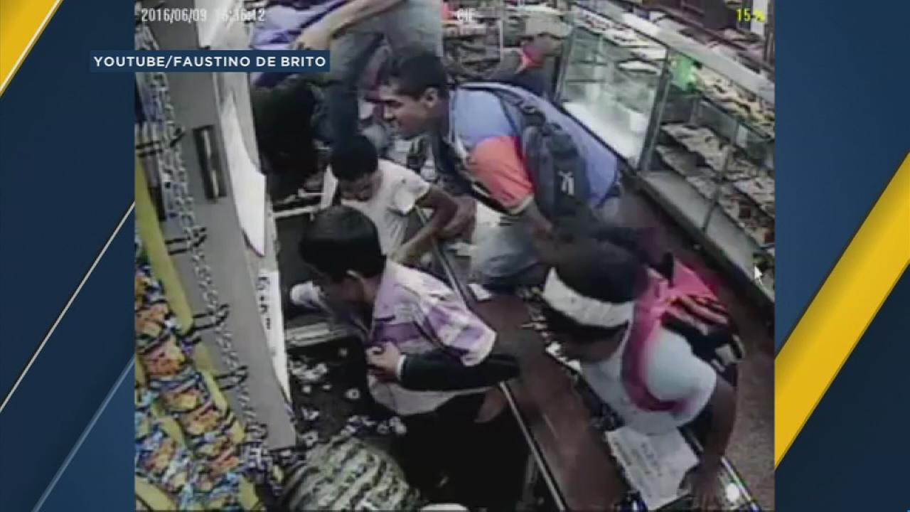 VIDEO: Looters ransack markets during Venezuelan food shortage - KABC-TV