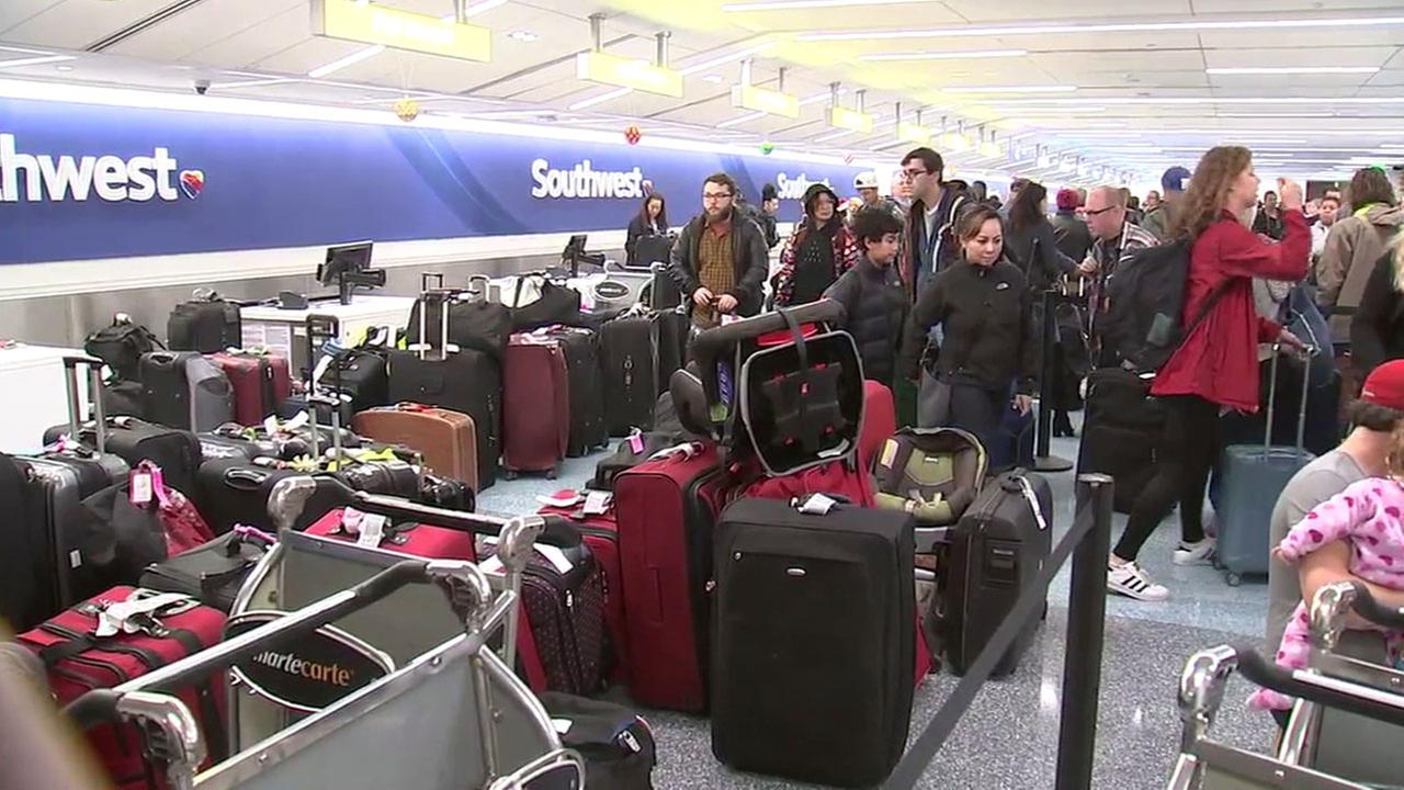 Αποτέλεσμα εικόνας για LAX encounters busy holiday rush during Christmas