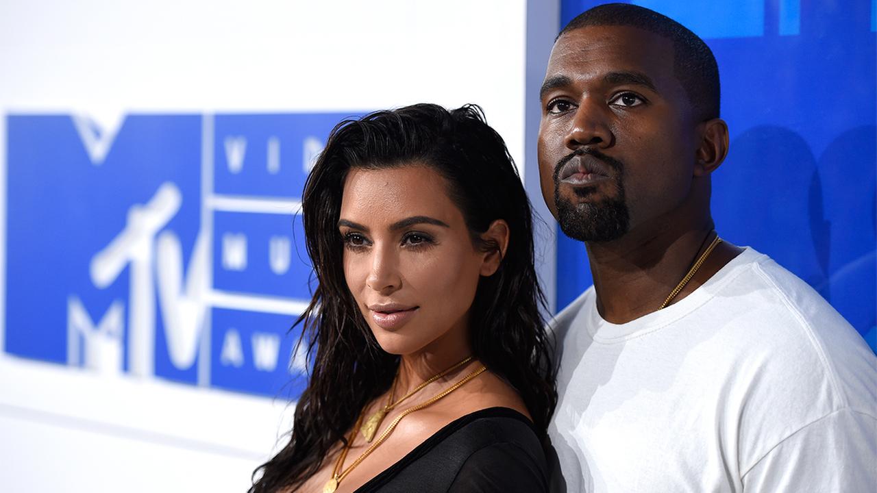 Armed jewelry thieves target Kim Kardashian West in Paris