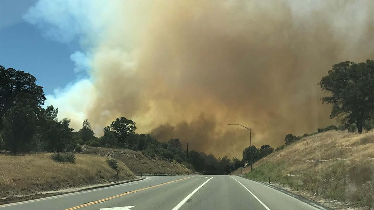 Fire in Mariposa County forces evacuations, threatens structures