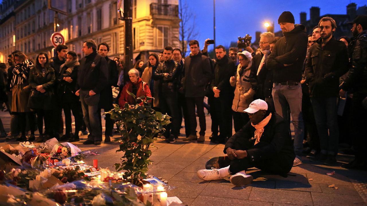 Eiffel Tower goes dark as France mourns 129 dead