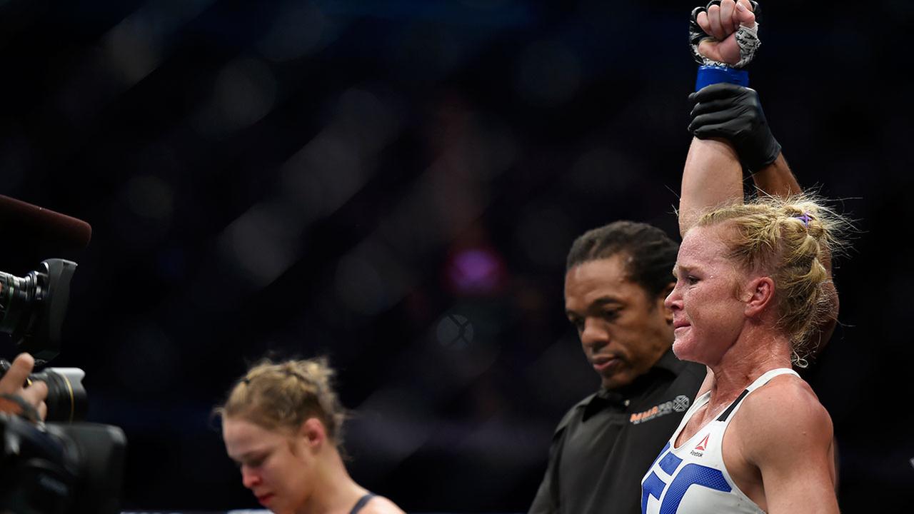 Holly Holm stuns Ronda Rousey with 2nd-round knockout