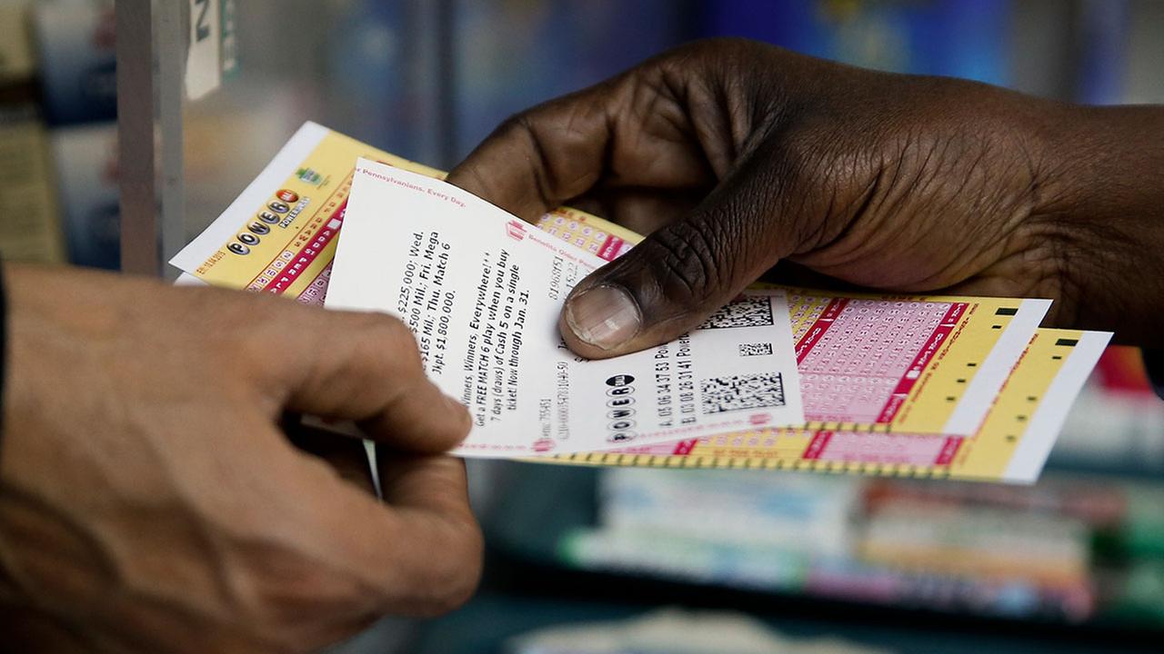 Lottery official: No winner in $500M Powerball jackpot | abc30.com