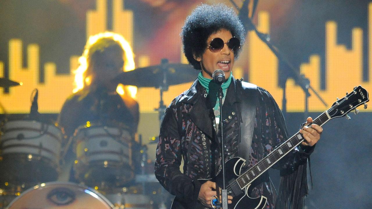 Investigators look at overdose in Prince death