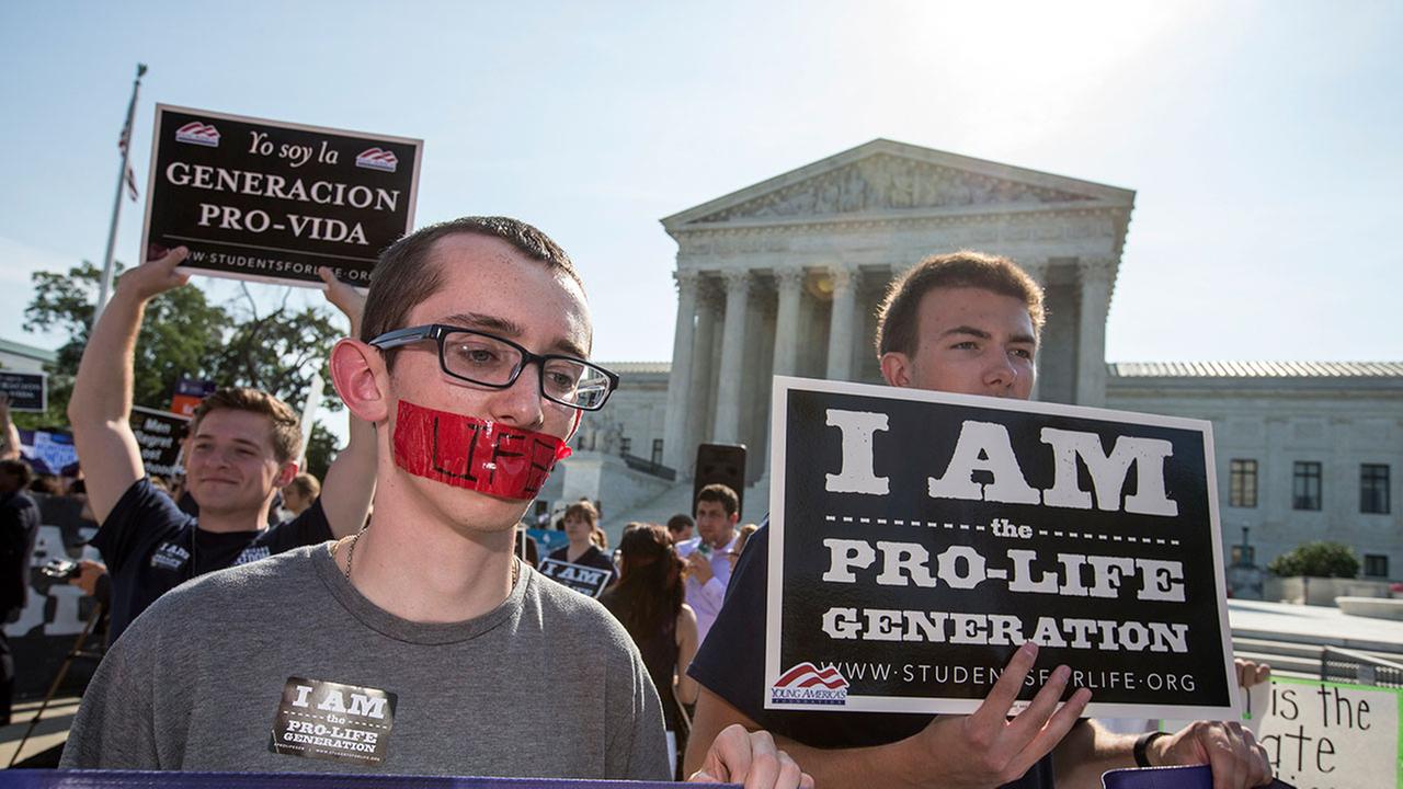 Supreme Court strikes down Texas abortion clinic regulations