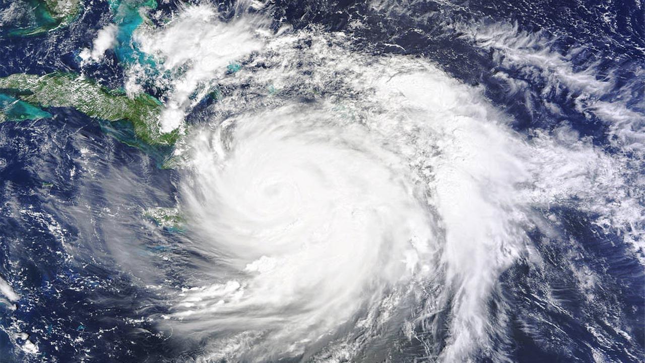 Hurricane Matthew closes in on Florida with 140 mph winds