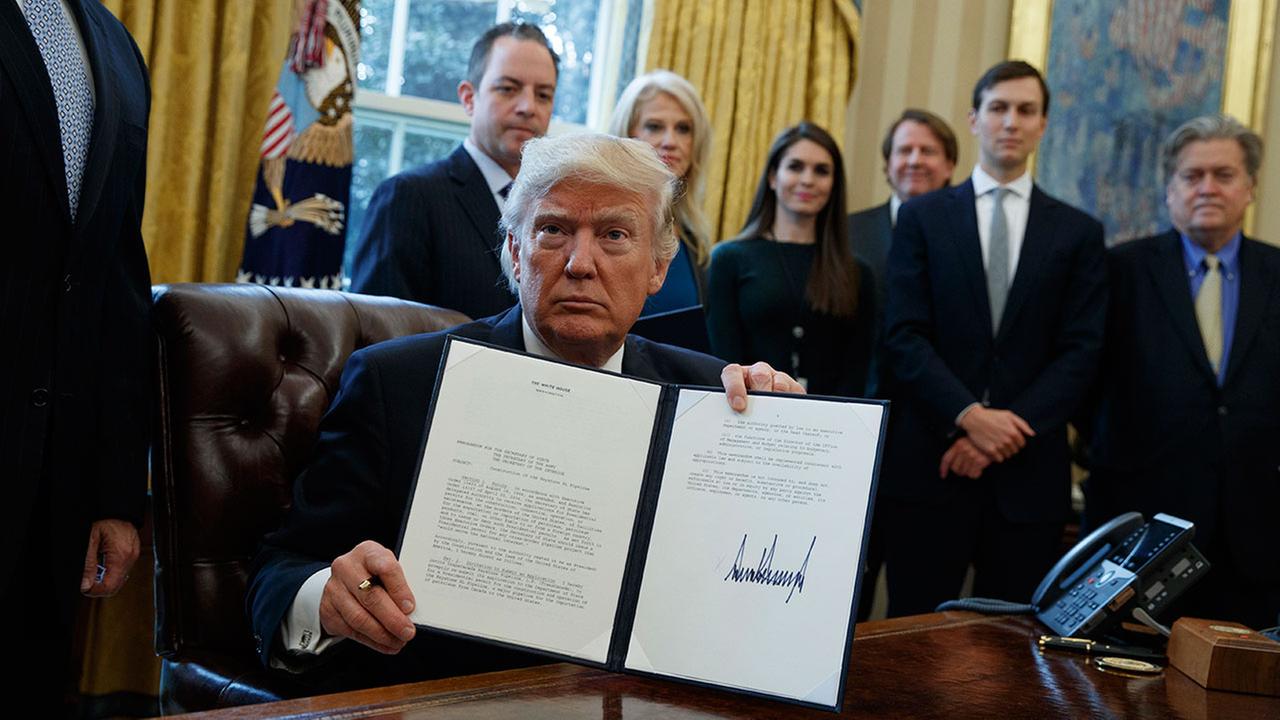Trump signs executive actions to advance Keystone, Dakota pipelines