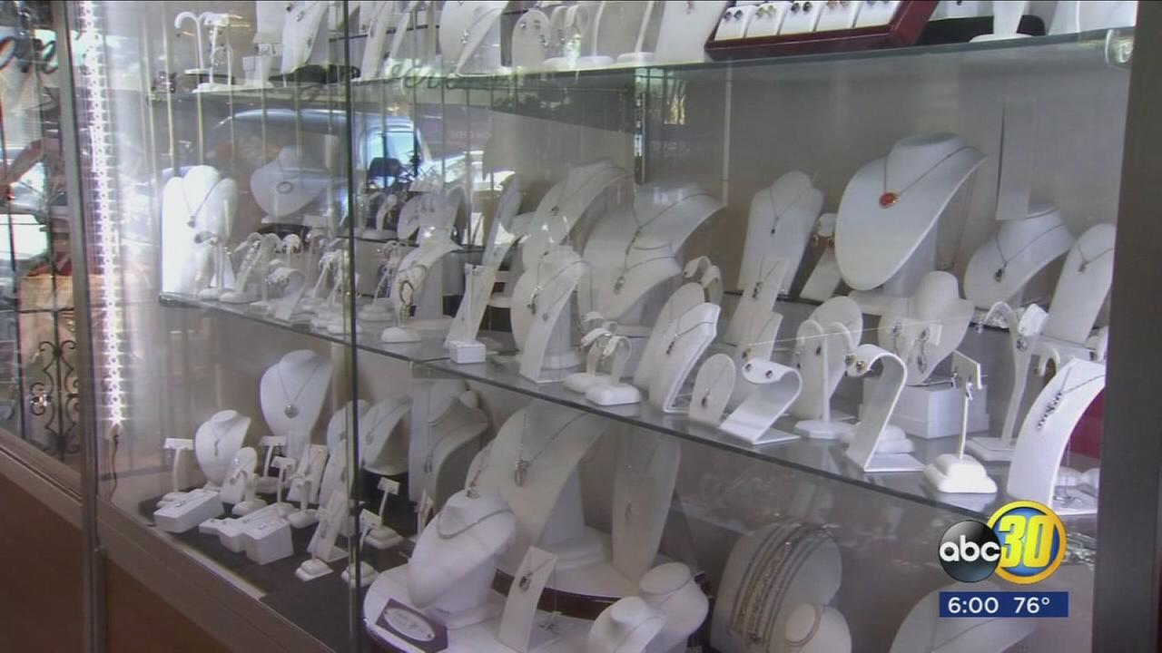 103017-Kfsn-6p-jewelry-burglary-vid_1