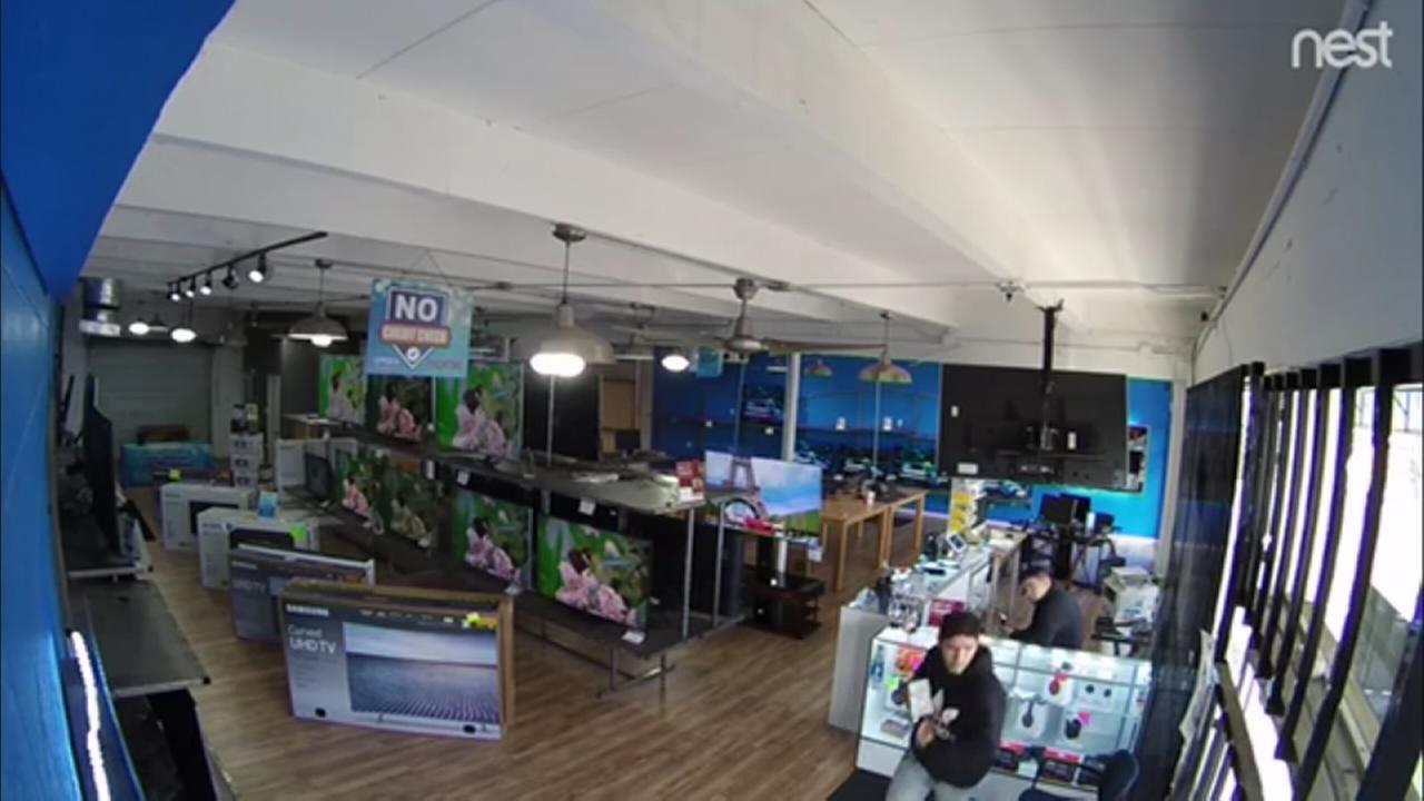 Thief caught on camera stealing iPhones at Fresno store
