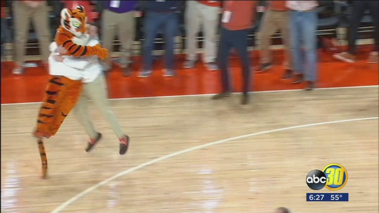 Basketball fan won big money after impressive putt on court