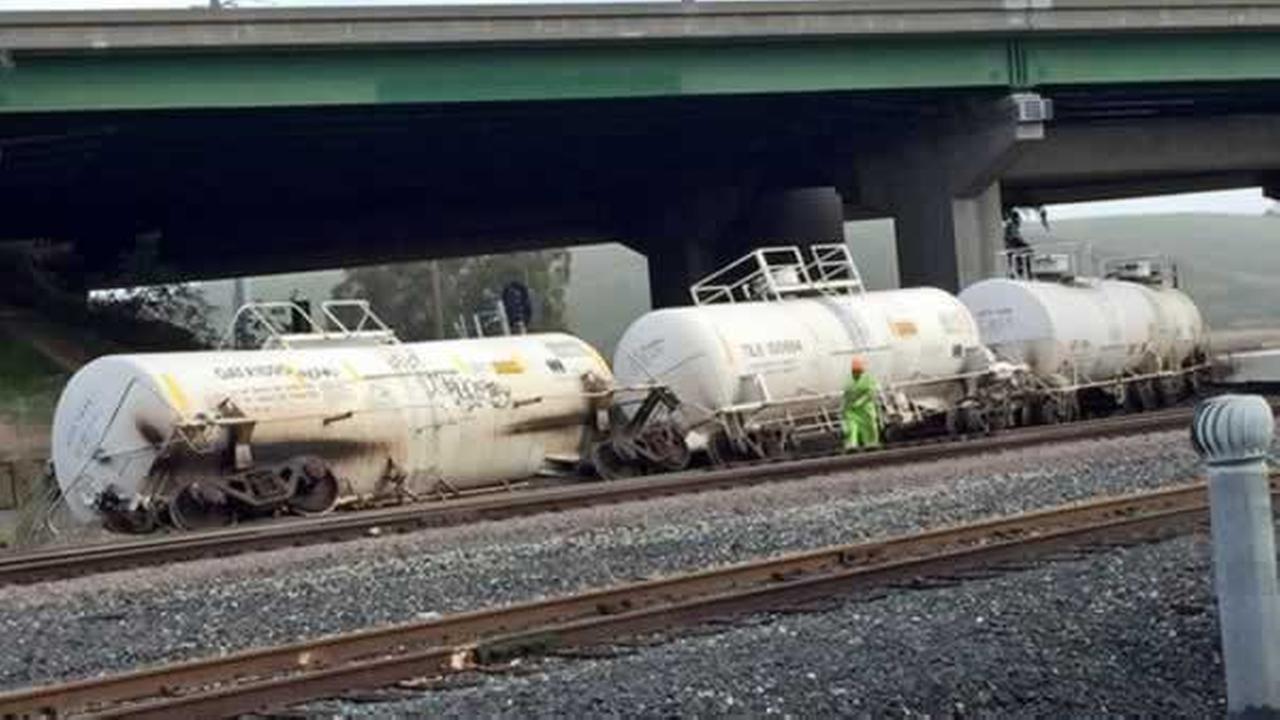 Hazmat crews respond after train cars derail under Hwy 680 in Martinez