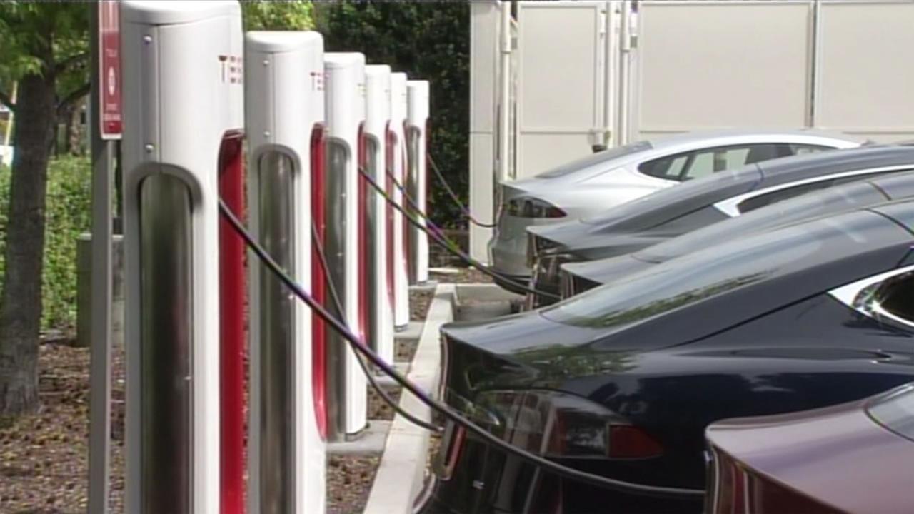 Tesla to end free use of supercharging stations