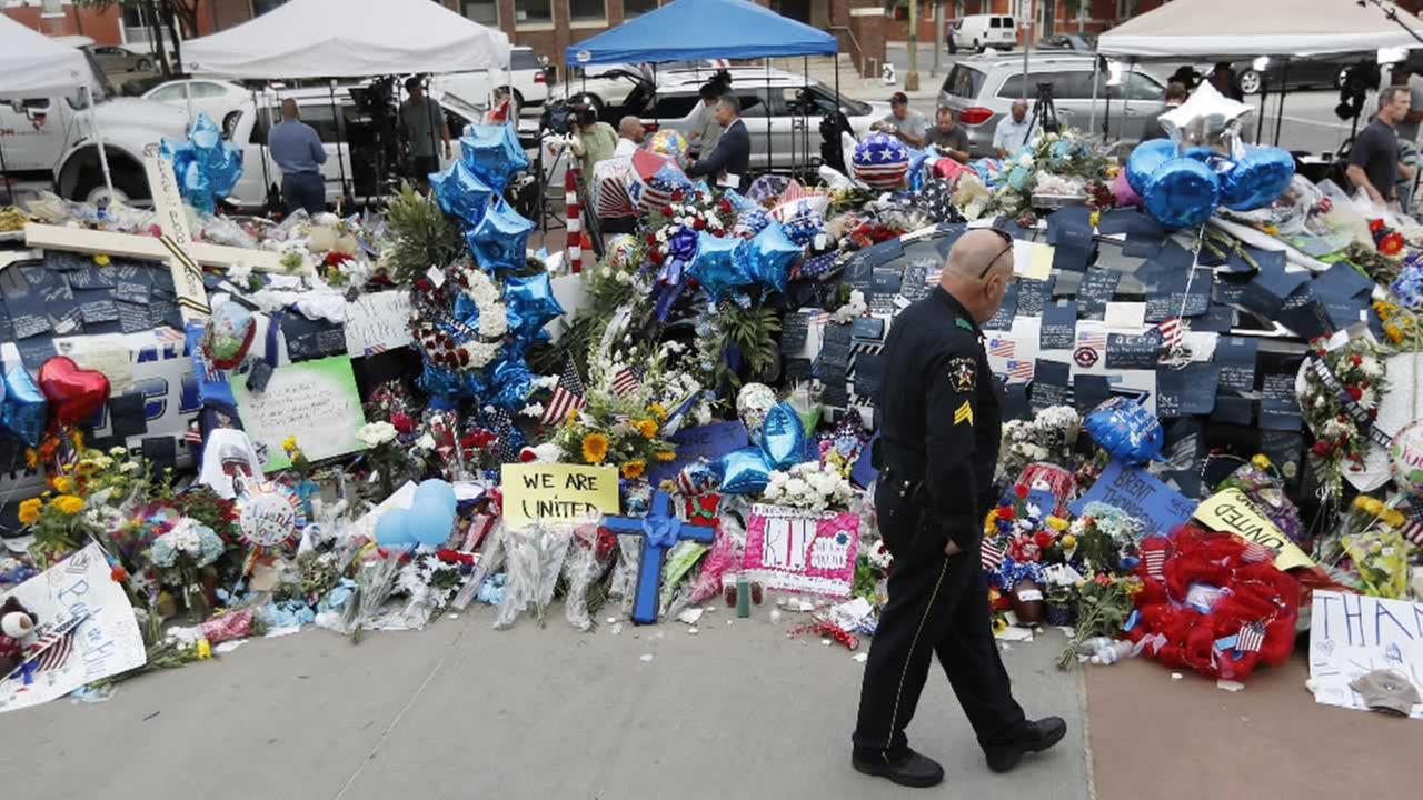 Parents upset after Stanford Shopping Center security robot injures