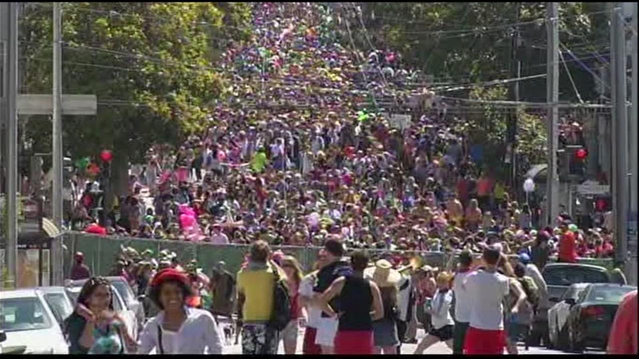 People fill the streets during San Franciscos Bay to Breakers in 2016.