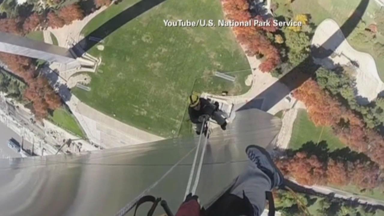 Crew members scale St. Louis&#39; Gateway Arch in incredible videos | 0