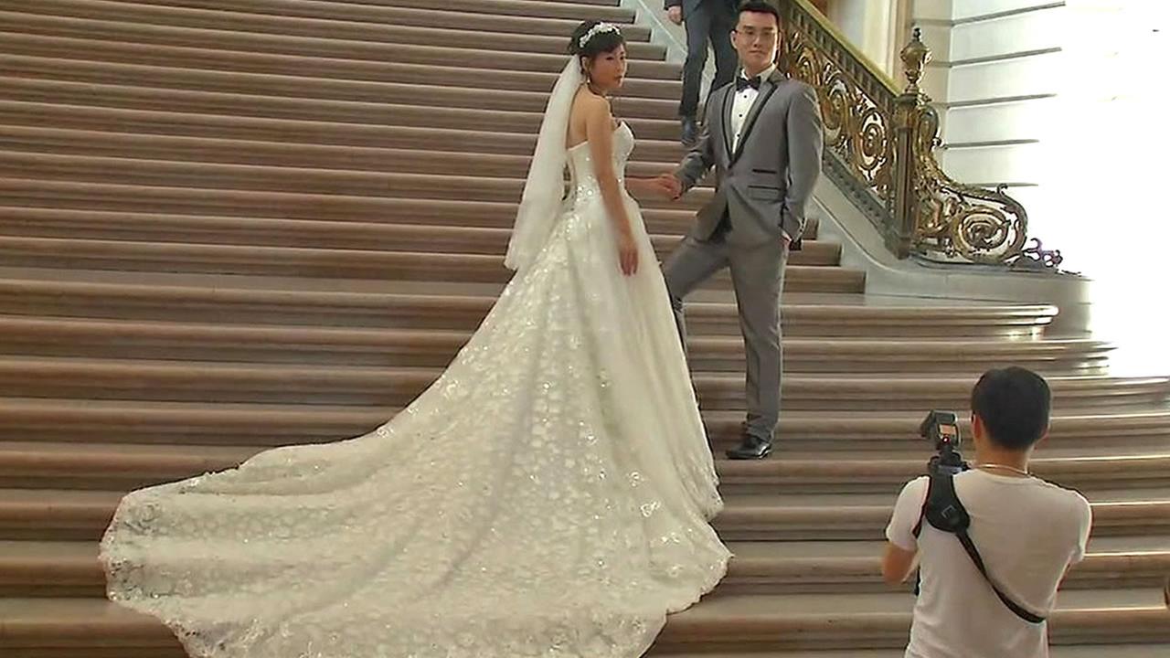 Dozens get married in San Francisco on Valentine's Day - KGO-TV