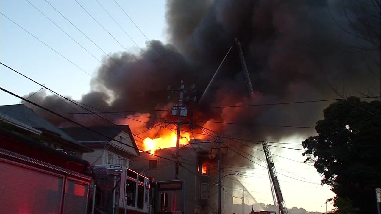 1 dead, multiple injuries in 4-alarm fire in Oakland