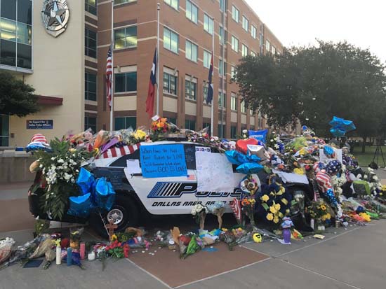 Photos Memorial Grows For Fallen Dallas Officers 2959