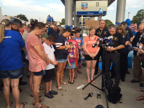 Many gathered at the gas station where the deputy was murdered for a prayer vigil. <span class=meta></span>
