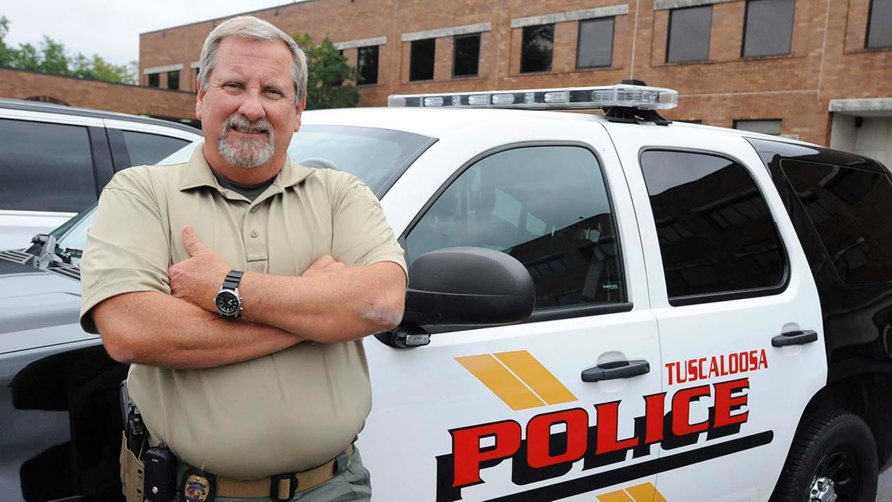Police officer retiring after 35 years without sick day