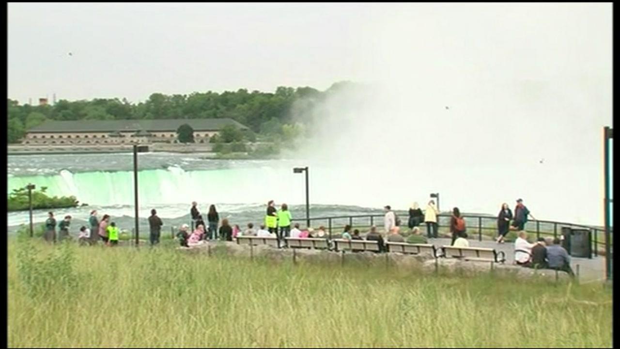 Wallenda Daredevil Dangles over Niagara Falls by Mouth, Breaking Record Wallenda Daredevil Dangles over Niagara Falls by Mouth, Breaking Record