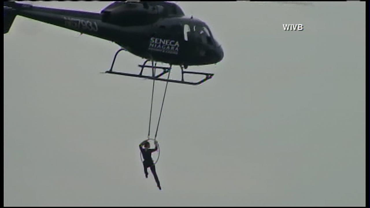 Erendira Wallenda hangs by teeth and toes from helicopter over Niagara Falls Erendira Wallenda hangs by teeth and toes from helicopter over Niagara Falls