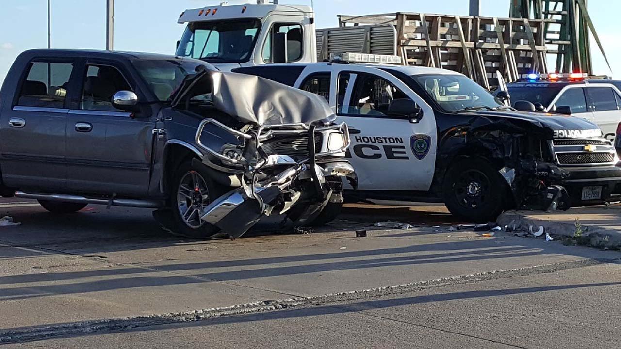 2 Houston police officers injured in crash in southeast Houston