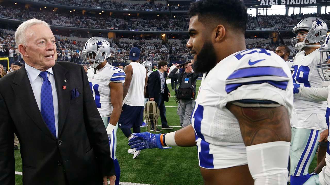 Jerry Jones talks to Dallas Cowboys Ezekiel Elliott before an NFL divisional playoff football game against the Green Bay Packers