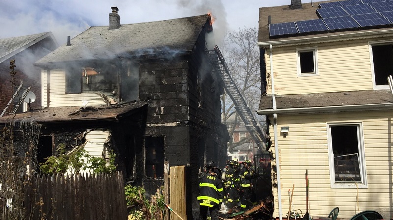 Un catastrófico incendio estalló el domingo en una casa de dos pisos en Queens, matando al menos a cinco personas, incluyendo a tres niños