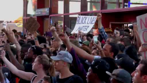 <div class="meta image-caption"><div class="origin-logo origin-image wabc"><span>WABC</span></div><span class="caption-text">A large group of Black Lives Matters supporters gathered in Times Square on Thursday night in response to the recent police shootings of Alton Sterling and Philando Castile.</span></div>