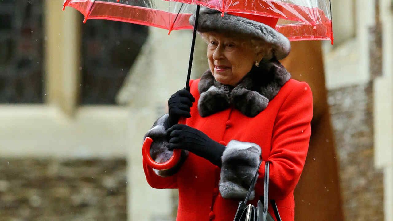 Queen Elizabeth II's Christmas message: Light can triumph | abc7ny.com