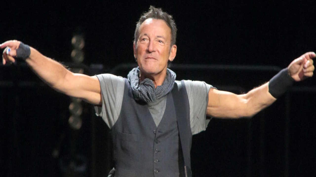 Bruce Springsteen pays tribute to Prince in New York concert
