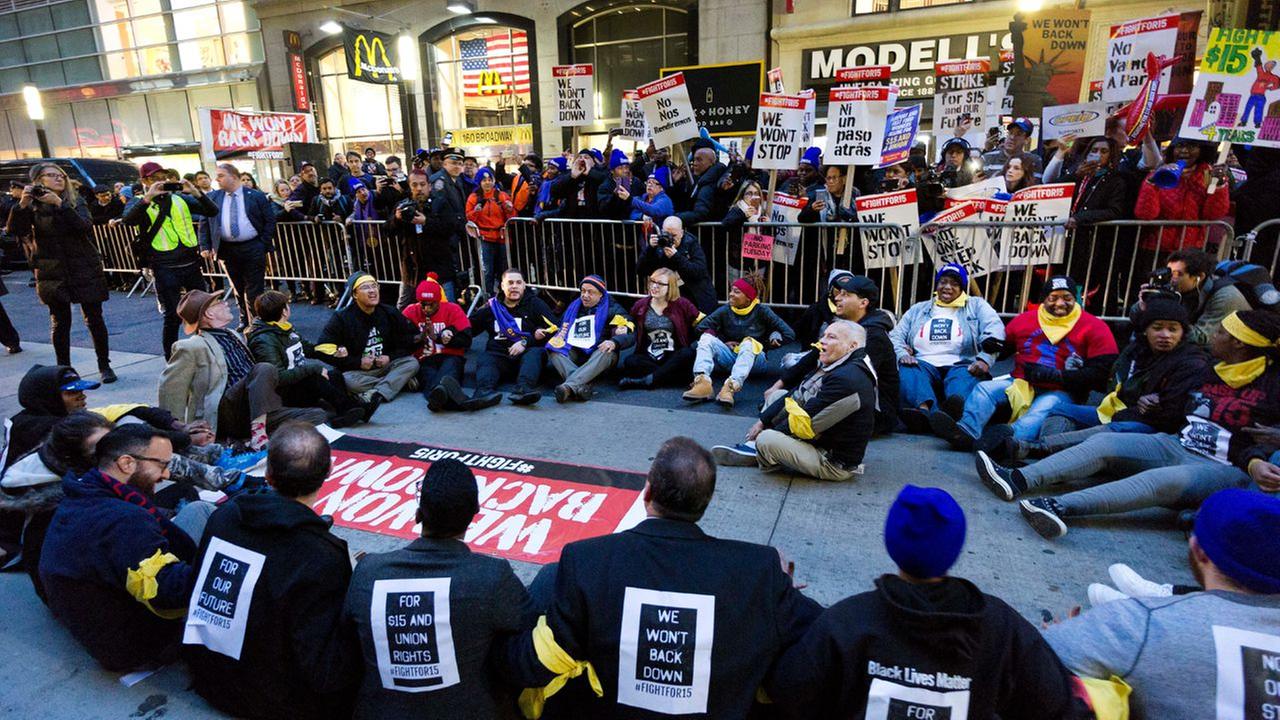 26 arrested in fast-food, airport workers' protest for higher pay in New York - WABC-TV
