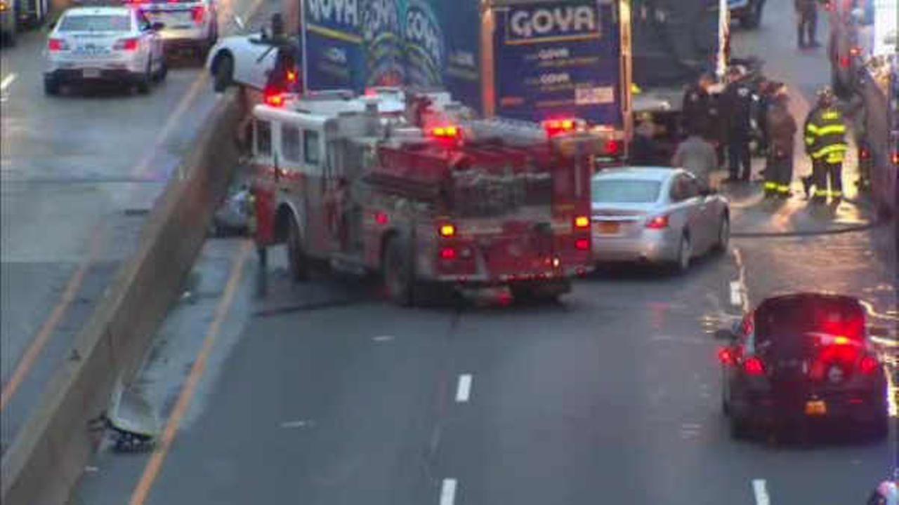 3 dead, 5 injured in crash on the Cross Bronx Expressway