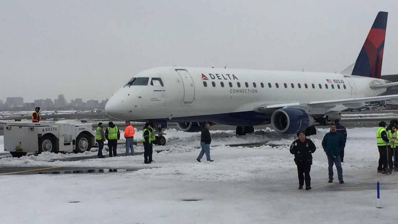 Snow traps plane at New York's airport