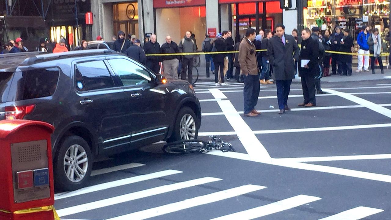 3 struck, injured by auto in Manhattan 3 struck, injured by auto in Manhattan