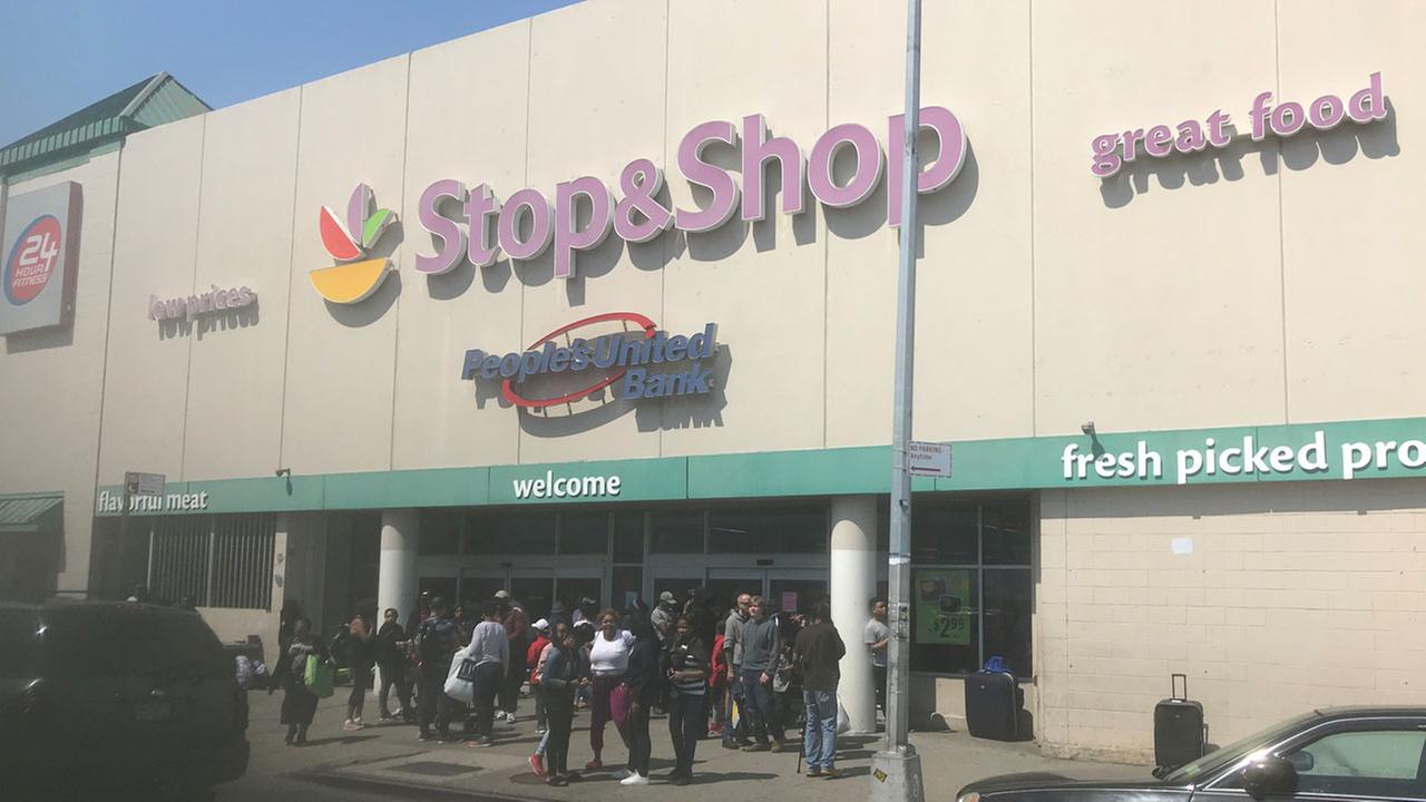 Alleged shoplifter dies after altercation with Stop & Shop employees in Brooklyn Alleged shoplifter dies after altercation with Stop & Shop employees in Brooklyn