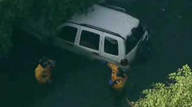 Crash sends car careening into river in Yonkers; northbound lanes of Bronx River Parkway shut down