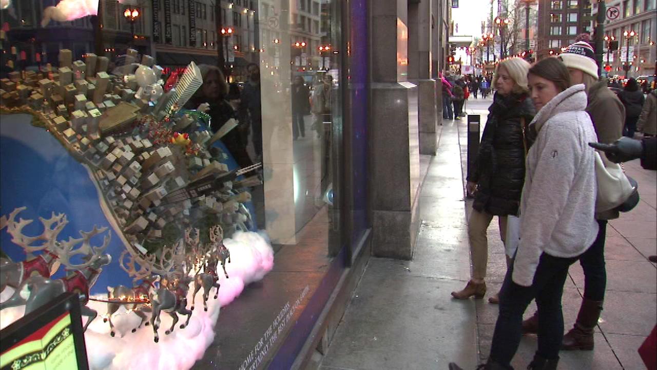 Macy's holiday windows in Chicago appear to show Chicago buildings in Manhattan