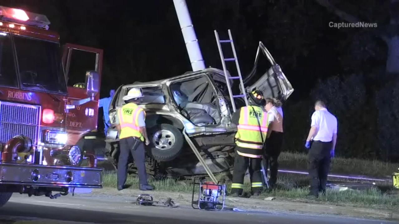 2 Killed After Suv Hits Light Pole In Robbins