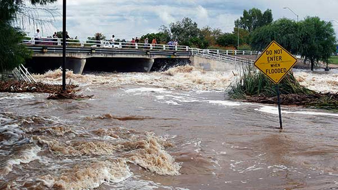 Arizona flooding swamps cars, kills 2 - WLS-TV