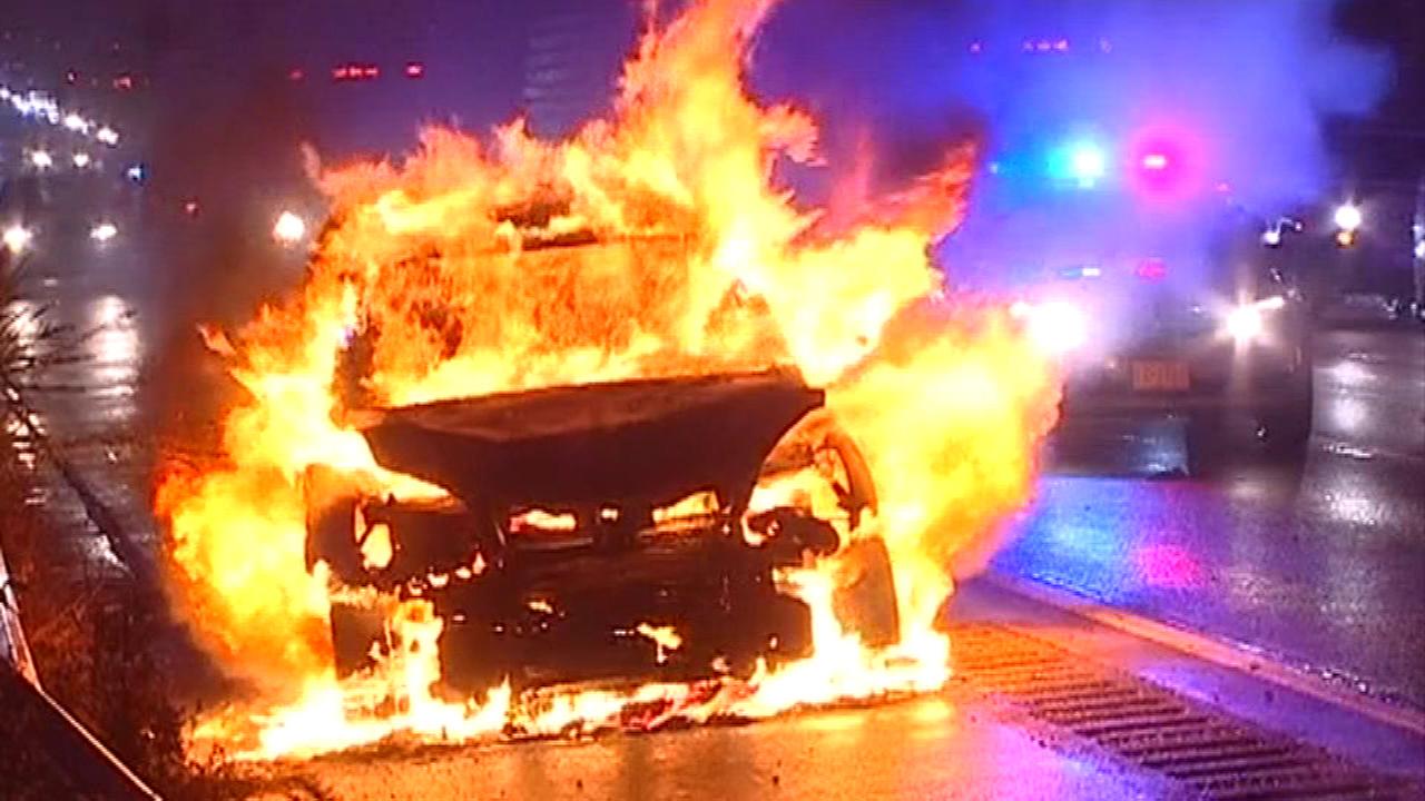 Car catches fire after minor accident on Edens Expressway