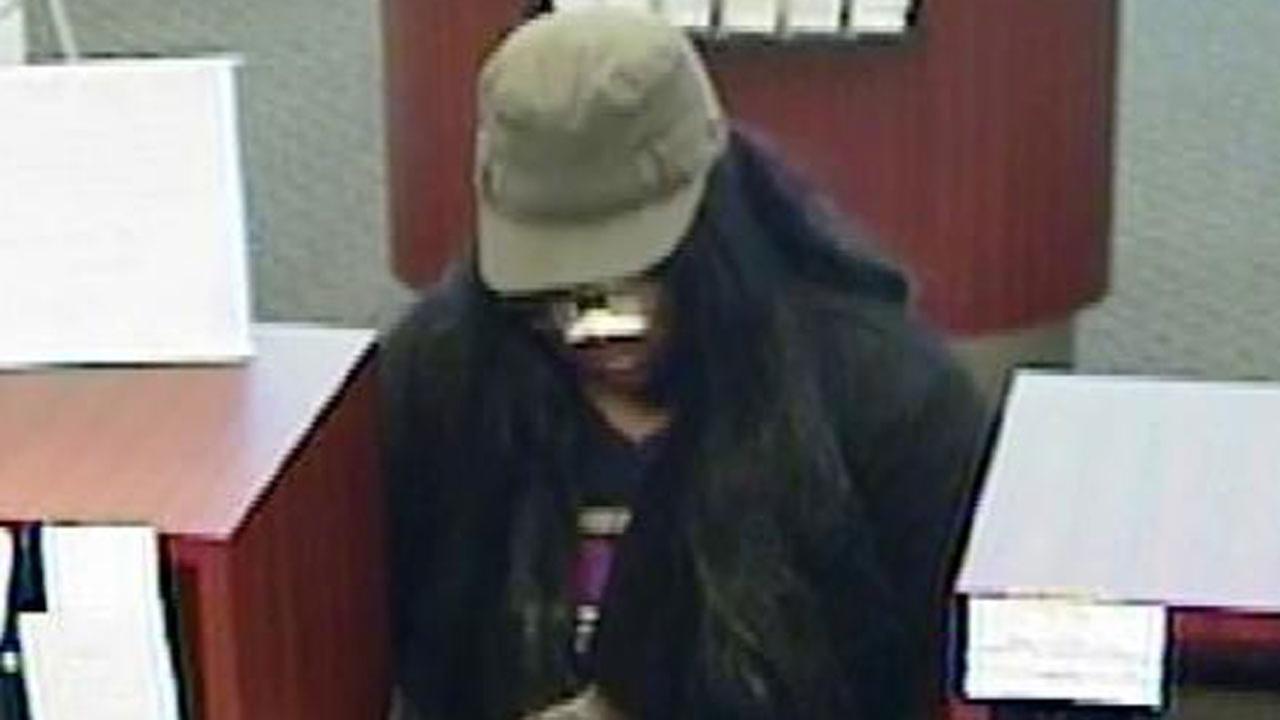 Wouldbe bank robber hands teller note, walks away